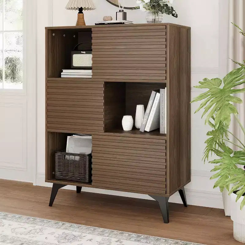 Couleur noire/noyer/bois – Meuble de rangement cannelé avec portes coulissantes, 3 étagères réglables, hauteur 109 cm