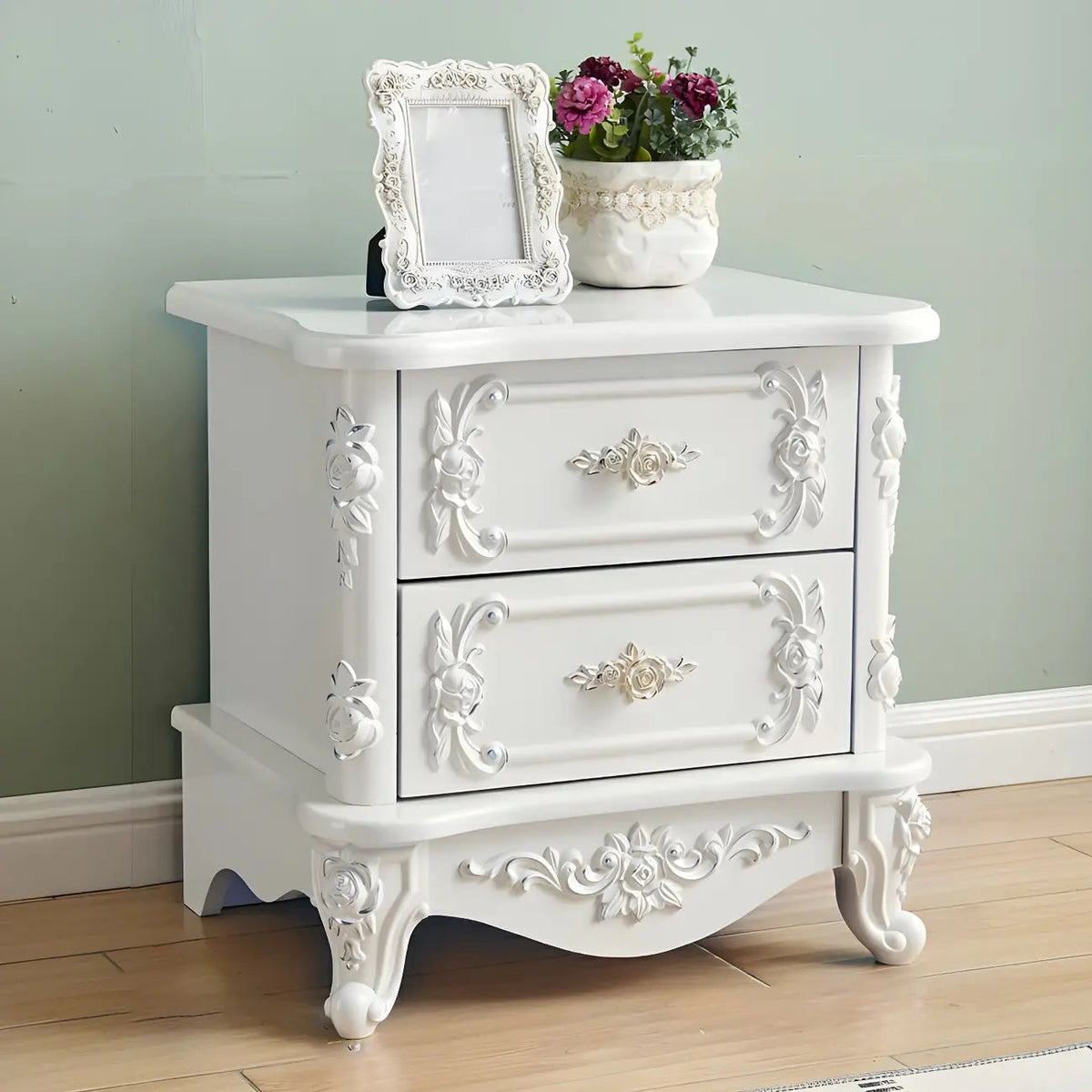 Table de chevet traditionnelle en bois blanc sculpté à 3 tiroirs