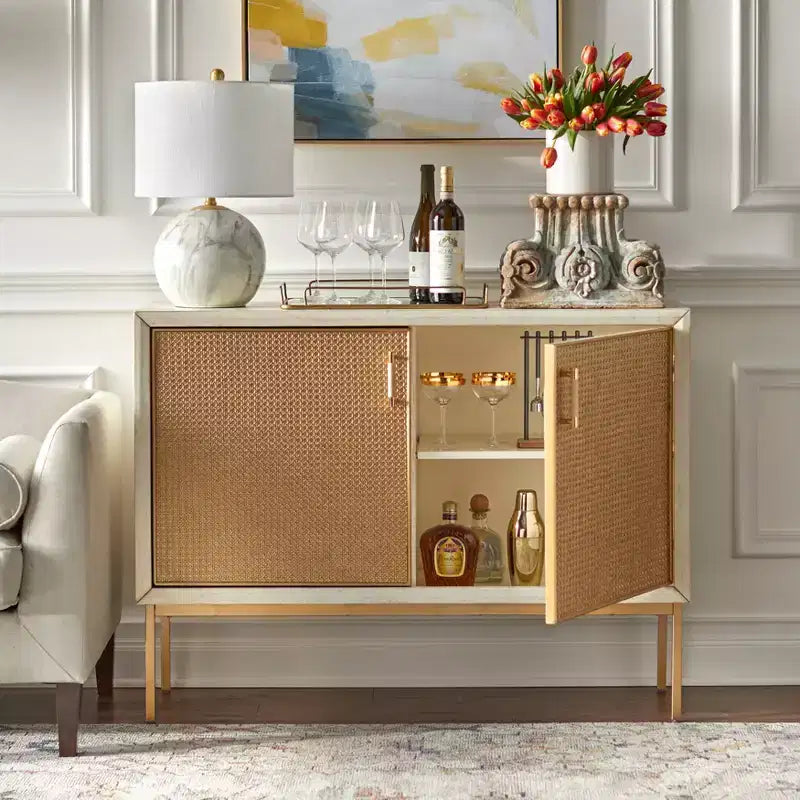 Buffet de porte en rotin naturel et blanc antique – Enfilade style glamour avec étagères réglables