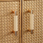 Buffet de porte en rotin naturel et blanc antique – Enfilade style glamour avec étagères réglables