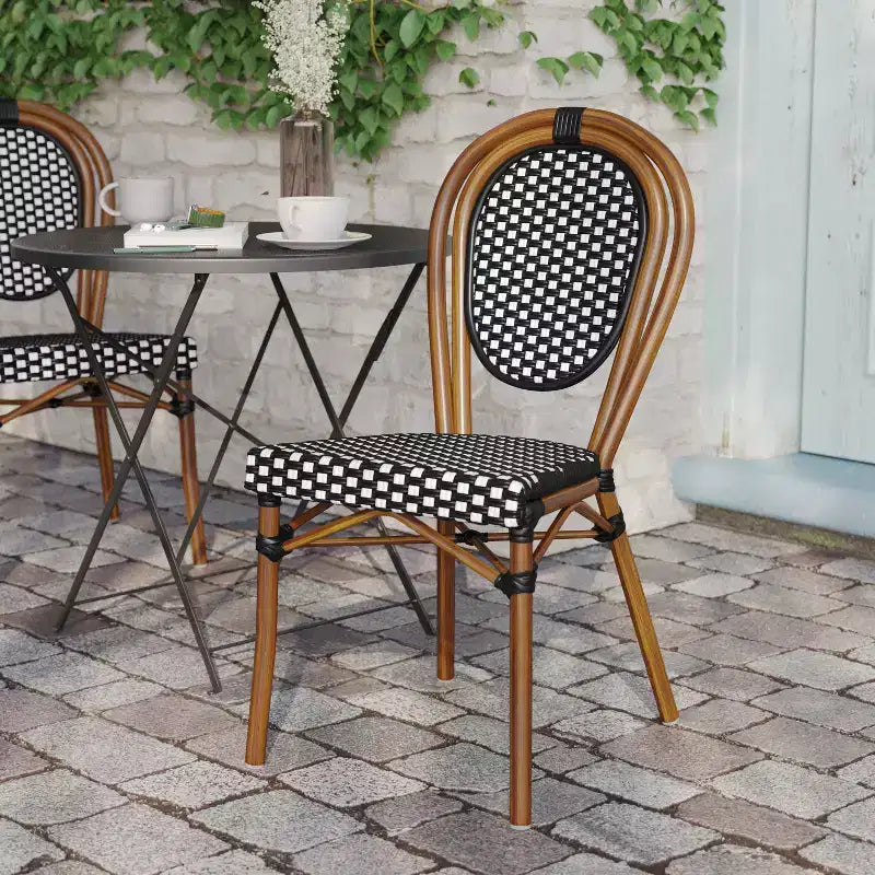 Chaise empilable de bistrot Thonet commerciale intérieure/extérieure Flash Furniture Lourdes, rotin synthétique et cadre en aluminium