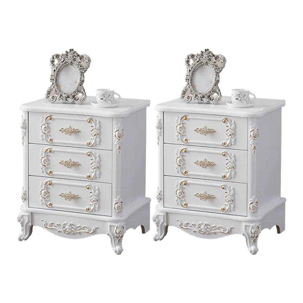 Table de chevet traditionnelle en bois blanc sculpté à 3 tiroirs