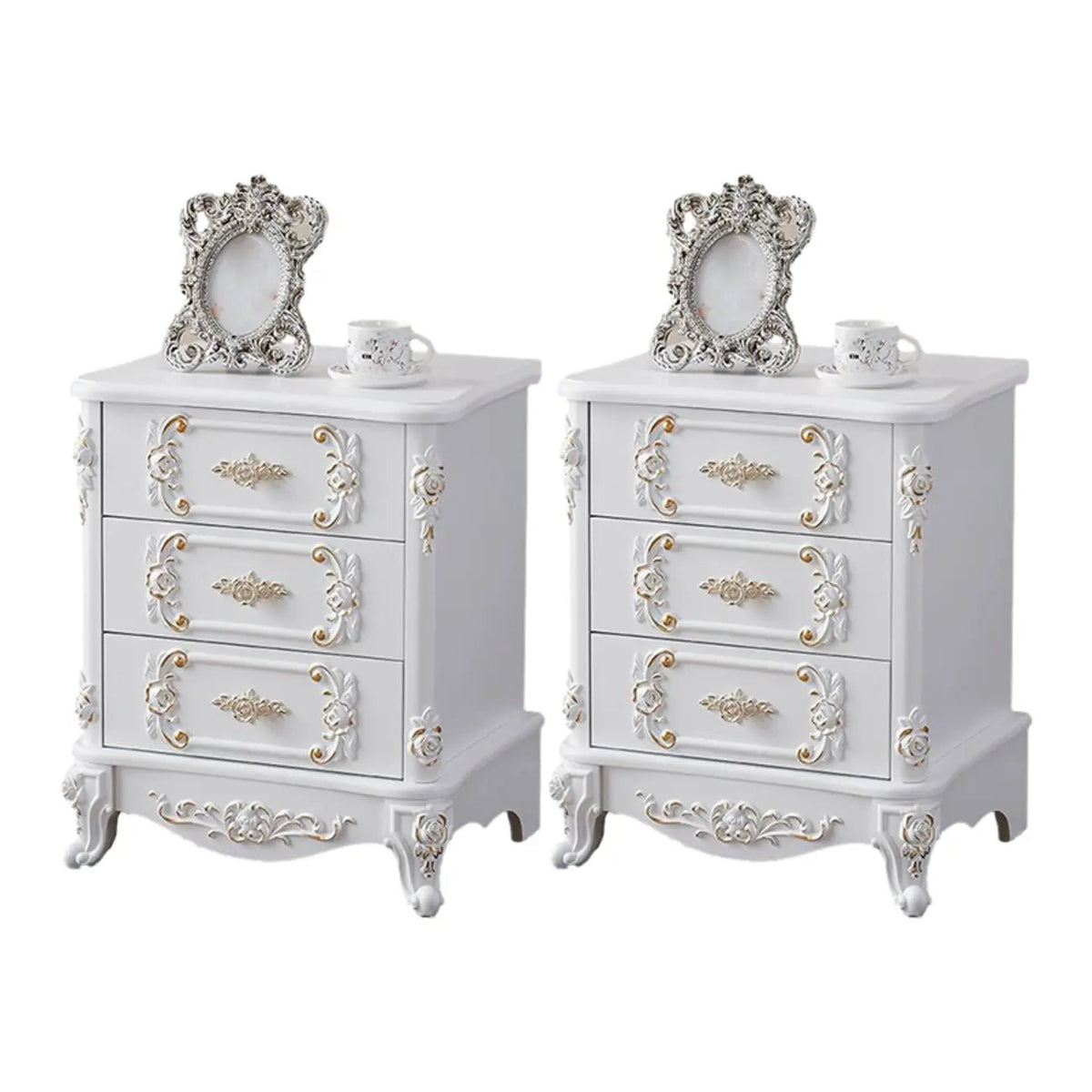 Table de chevet traditionnelle en bois blanc sculpté à 3 tiroirs