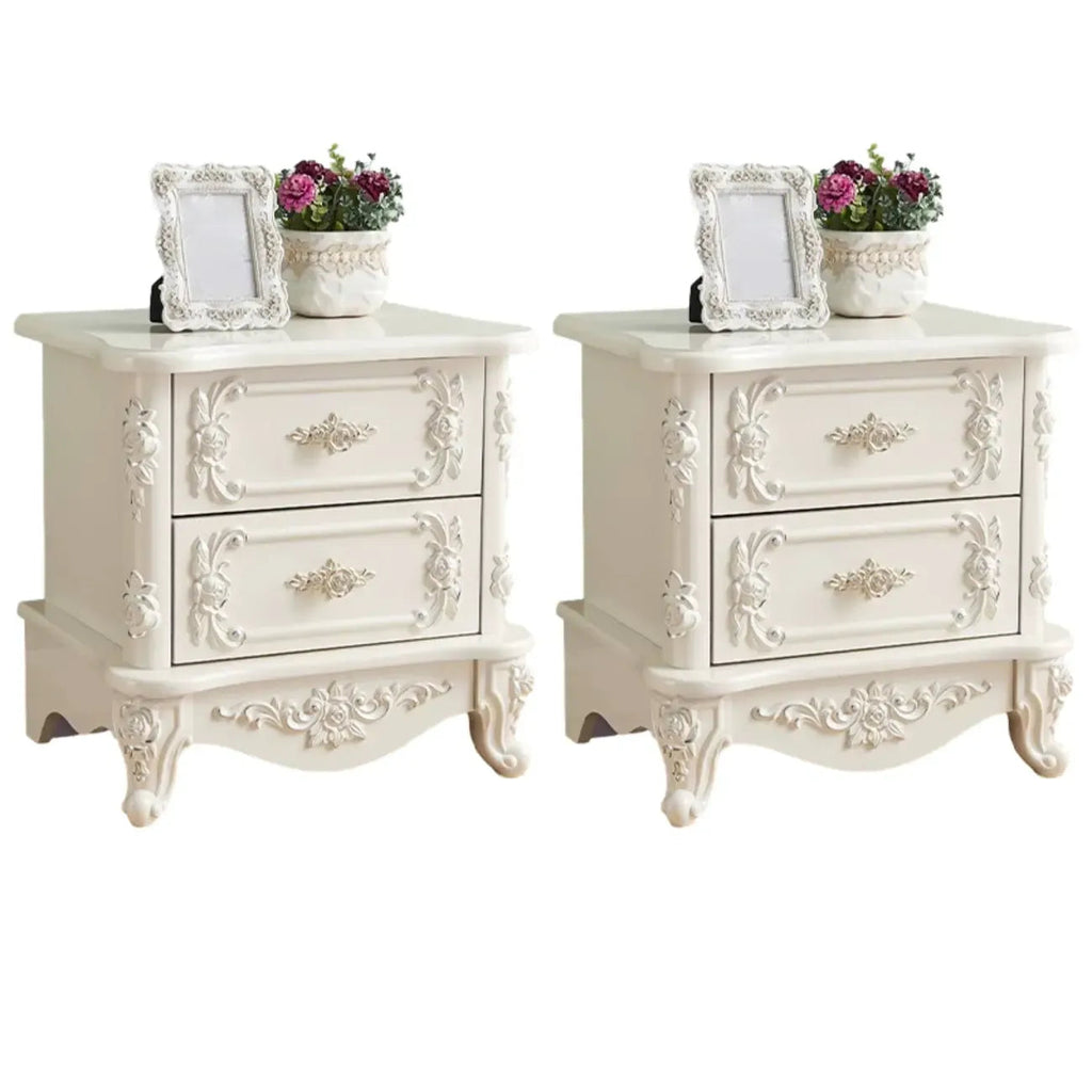 Table de chevet traditionnelle en bois blanc sculpté à 3 tiroirs