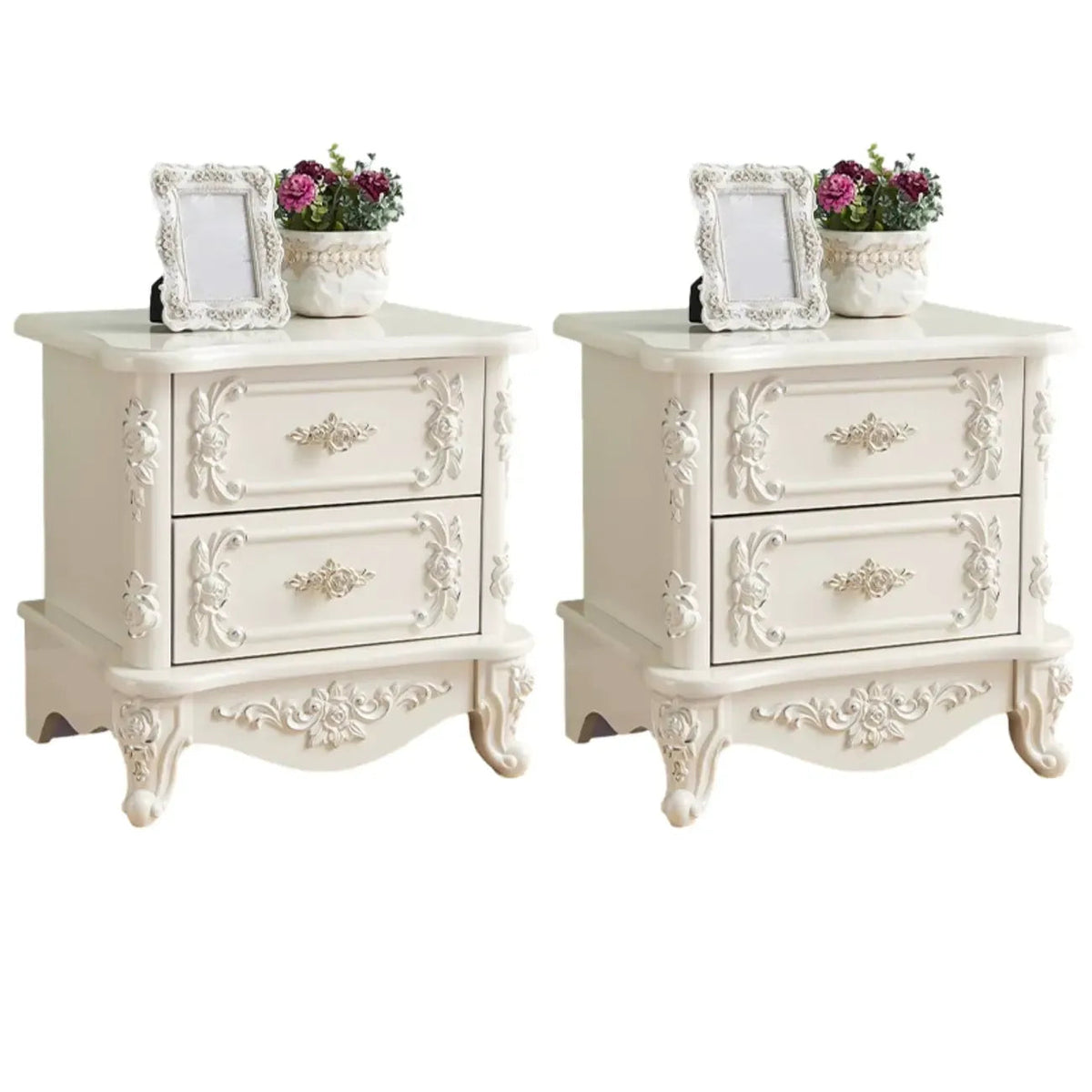Table de chevet traditionnelle en bois blanc sculpté à 3 tiroirs