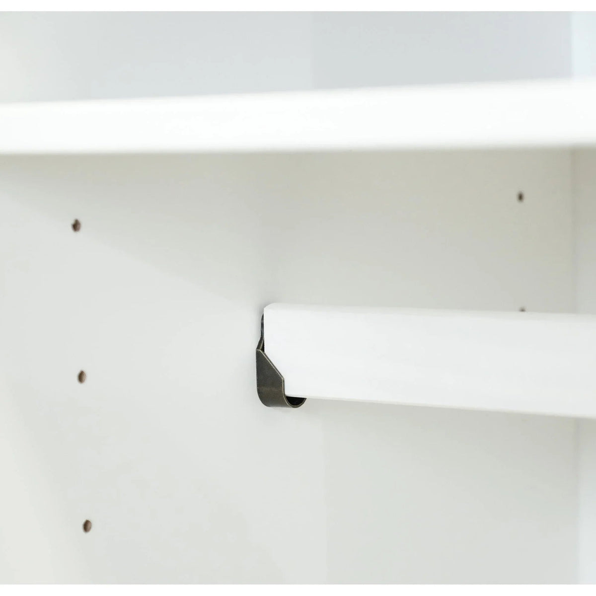 Armoire-penderie Kyle à 4 portes en bois massif 100 % Palace Imports, avec portes en bois massif ou miroir