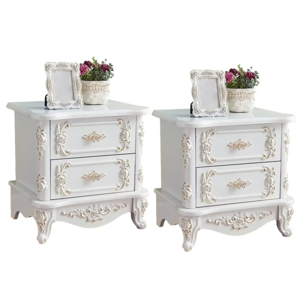 Table de chevet traditionnelle en bois blanc sculpté à 3 tiroirs