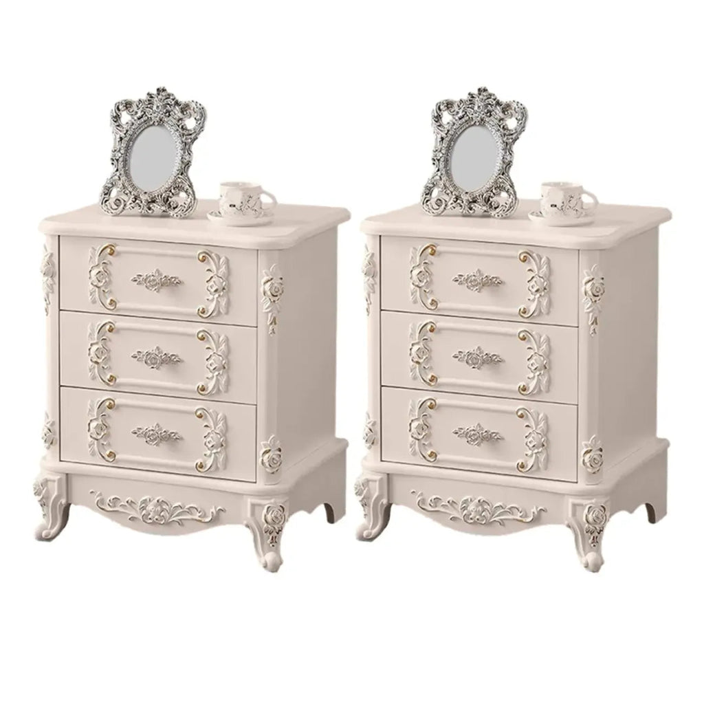 Table de chevet traditionnelle en bois blanc sculpté à 3 tiroirs