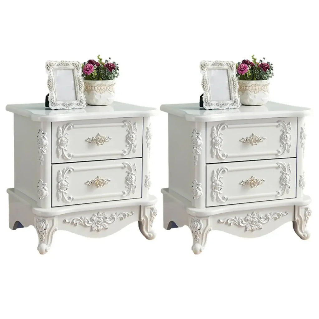 Table de chevet traditionnelle en bois blanc sculpté à 3 tiroirs