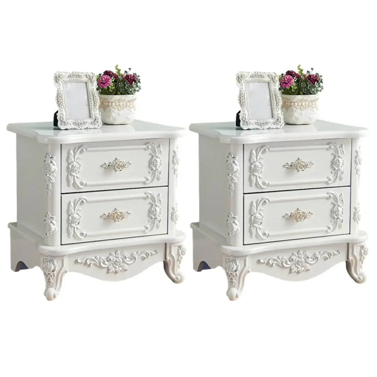 Table de chevet traditionnelle en bois blanc sculpté à 3 tiroirs