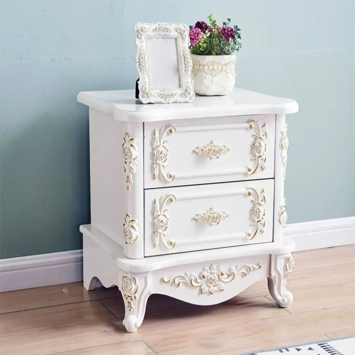 Table de chevet traditionnelle en bois blanc sculpté à 3 tiroirs