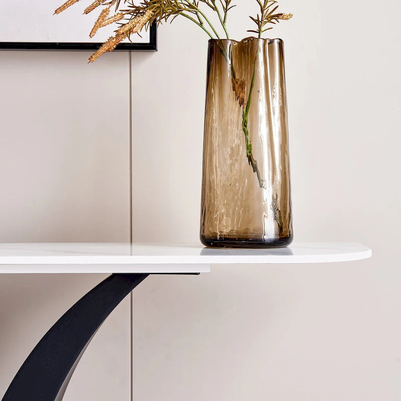 Console moderne, design aux formes raffinées, structure en métal avec patins réglables pour l’entrée