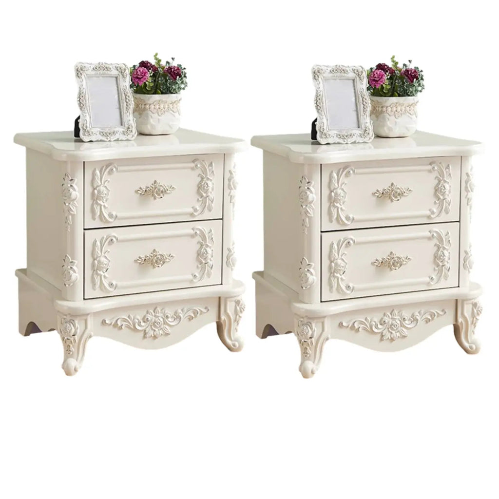 Table de chevet traditionnelle en bois blanc sculpté à 3 tiroirs