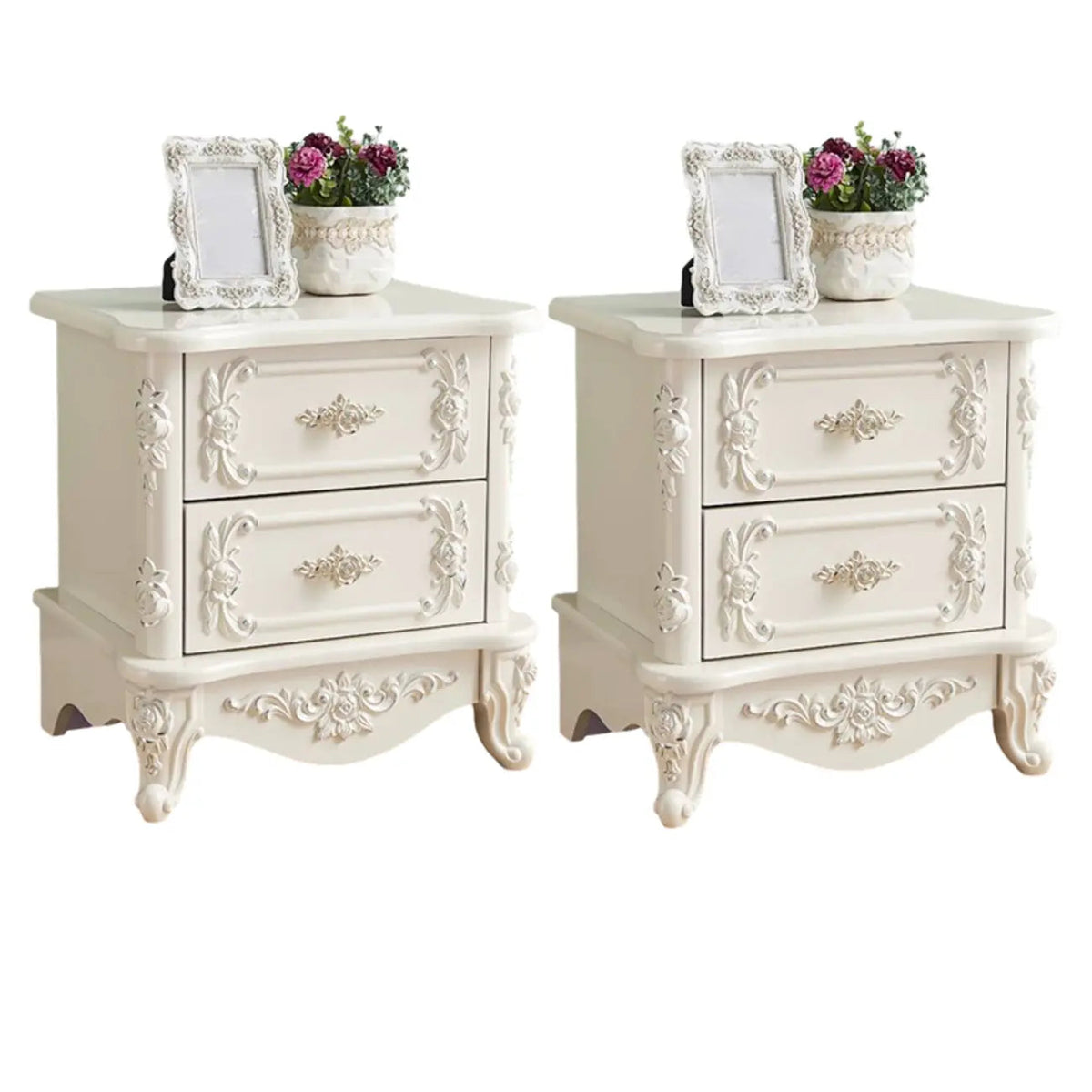 Table de chevet traditionnelle en bois blanc sculpté à 3 tiroirs