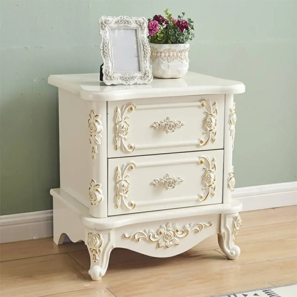 Table de chevet traditionnelle en bois blanc sculpté à 3 tiroirs