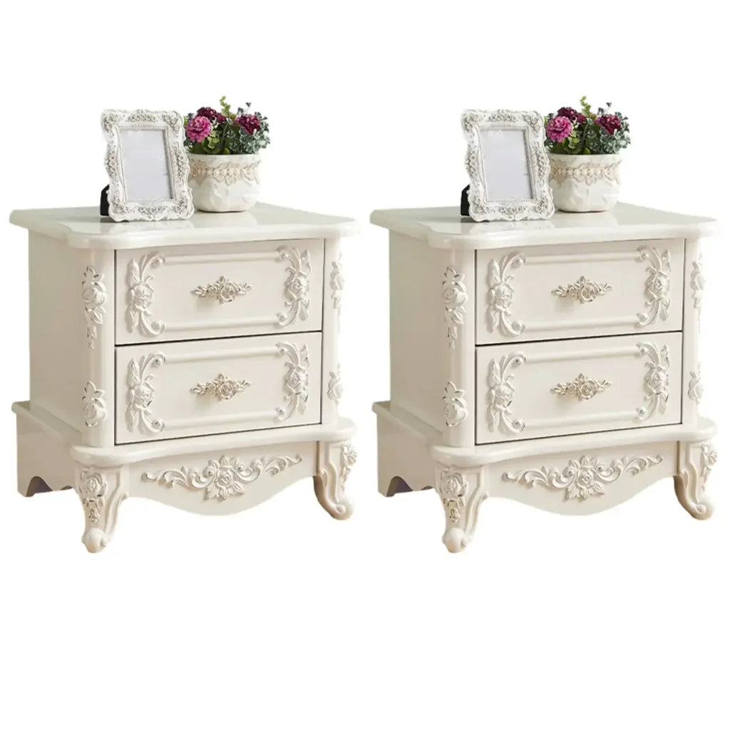 Table de chevet traditionnelle en bois blanc sculpté à 3 tiroirs