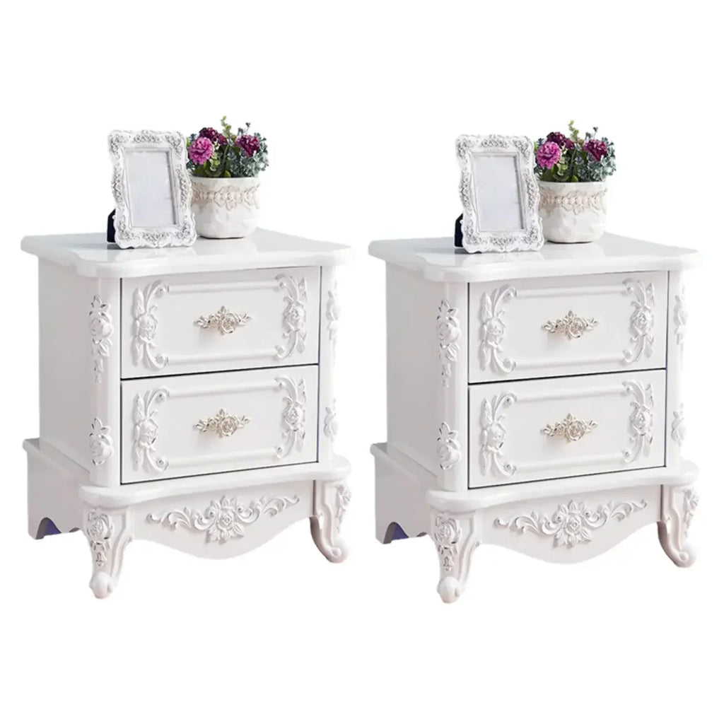 Table de chevet traditionnelle en bois blanc sculpté à 3 tiroirs