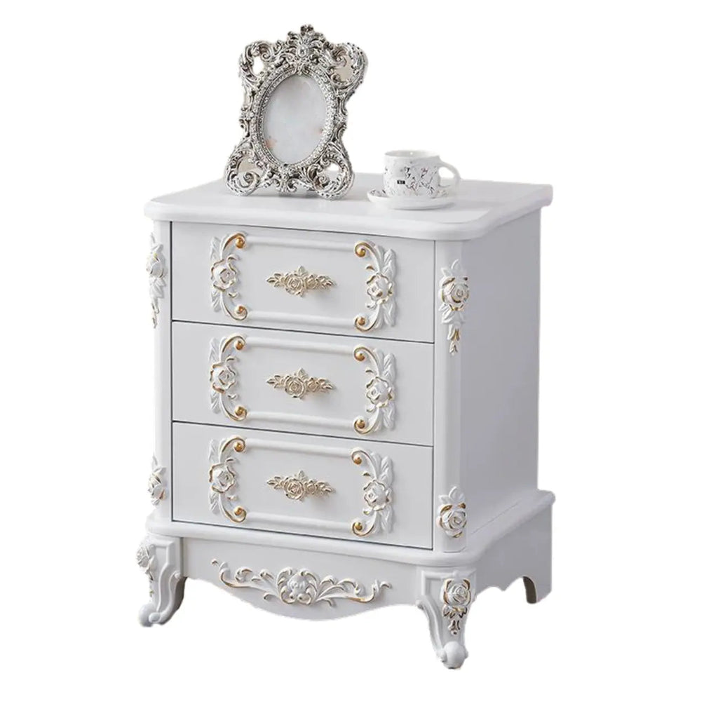 Table de chevet traditionnelle en bois blanc sculpté à 3 tiroirs
