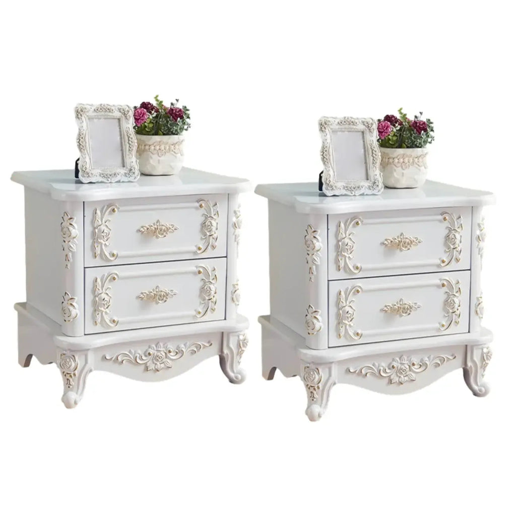 Table de chevet traditionnelle en bois blanc sculpté à 3 tiroirs