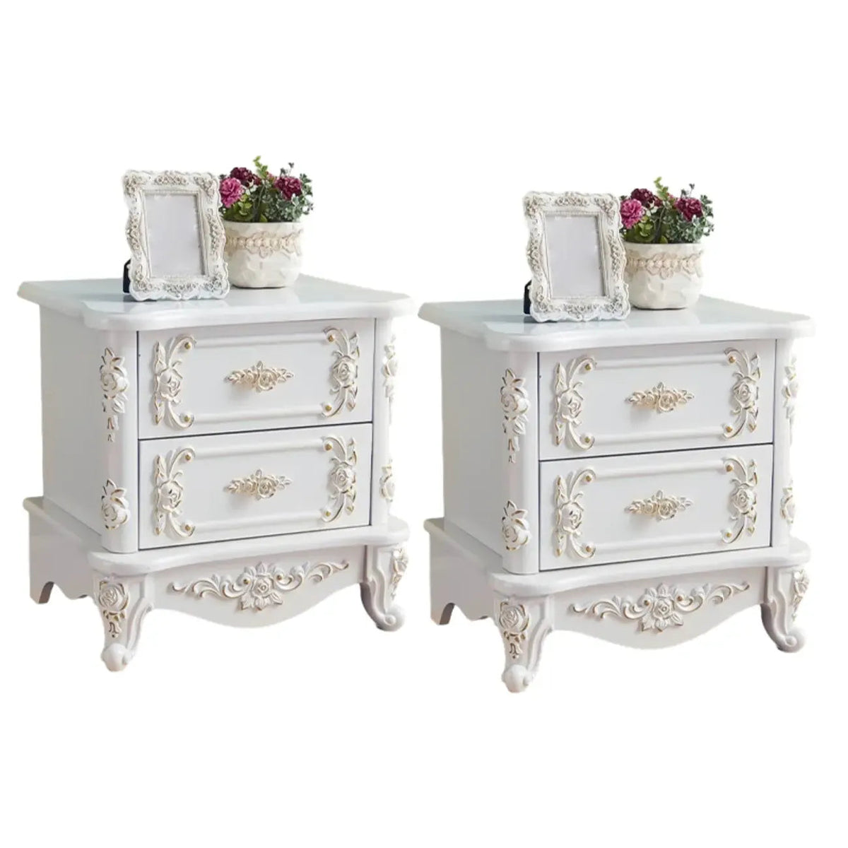 Table de chevet traditionnelle en bois blanc sculpté à 3 tiroirs
