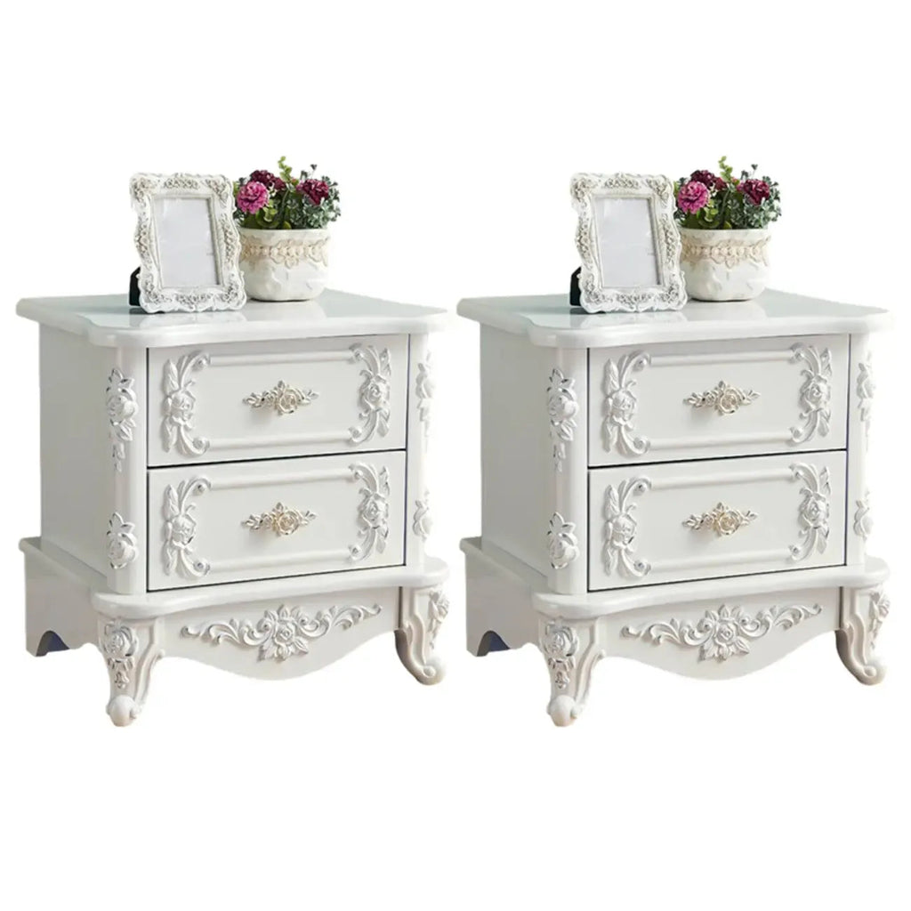 Table de chevet traditionnelle en bois blanc sculpté à 3 tiroirs