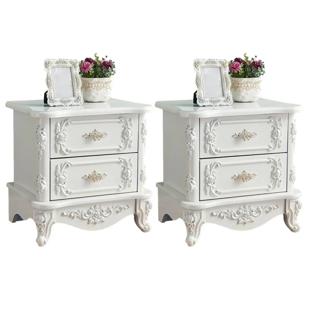 Table de chevet traditionnelle en bois blanc sculpté à 3 tiroirs