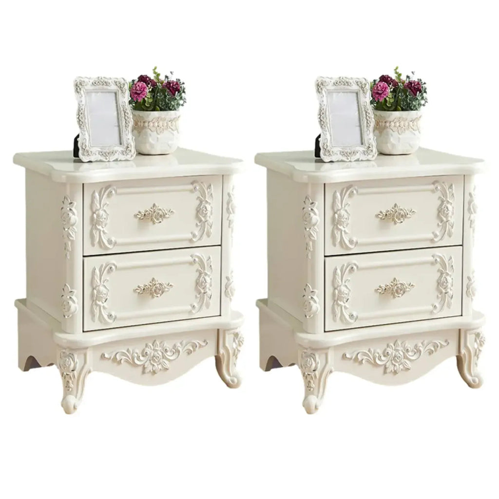 Table de chevet traditionnelle en bois blanc sculpté à 3 tiroirs