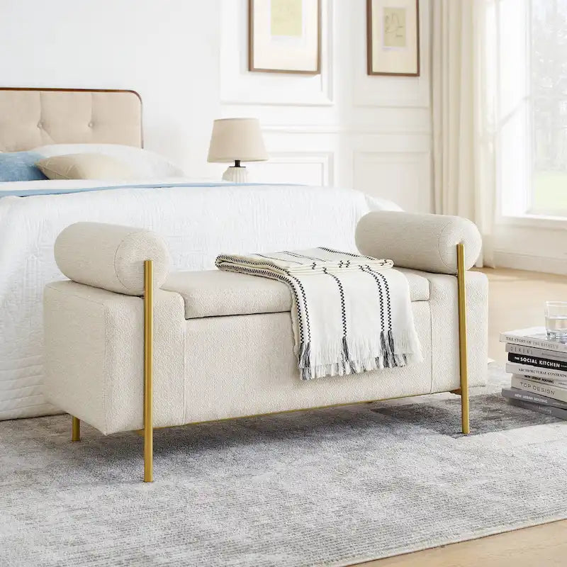 Banc de rangement capitonné en lin avec accoudoirs cylindriques et pieds en métal doré