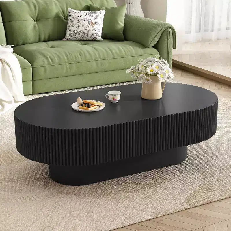 Table basse ovale avec piètement cannelé pour le salon