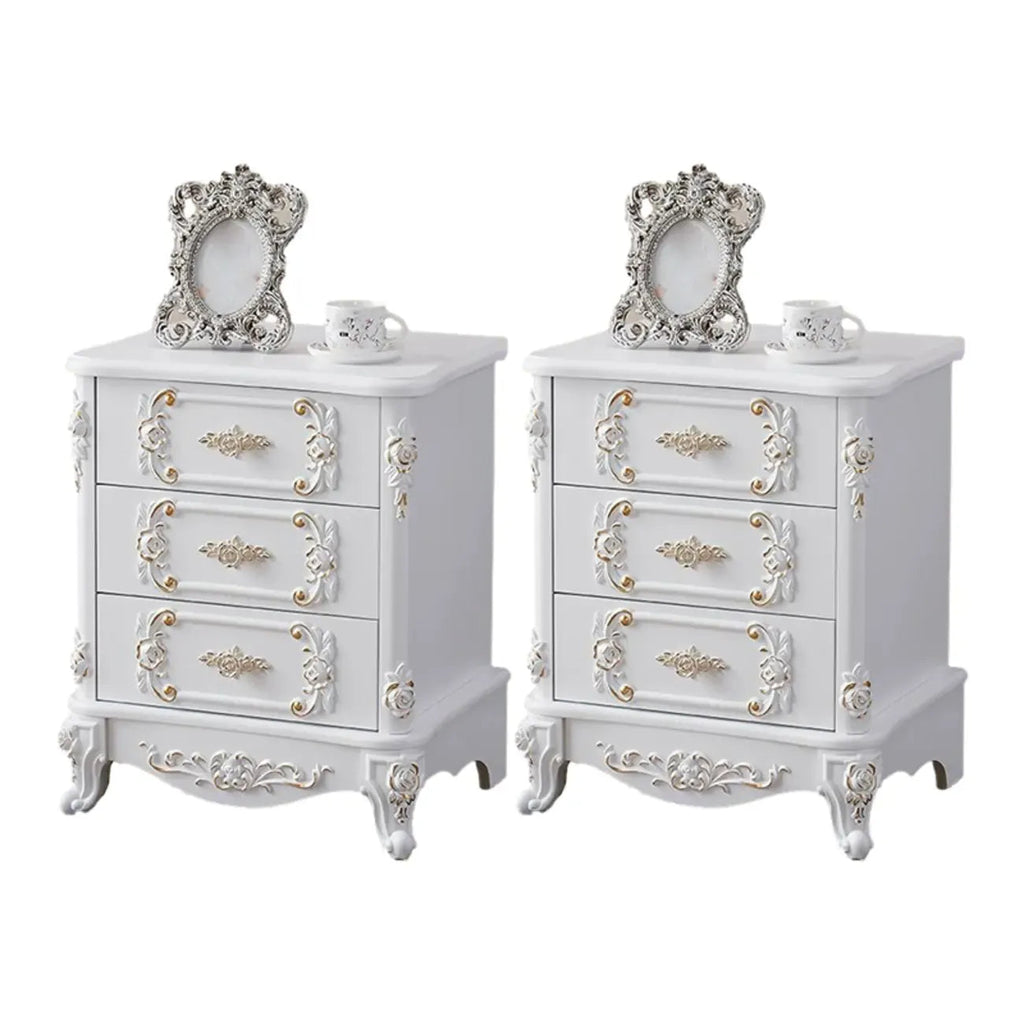 Table de chevet traditionnelle en bois blanc sculpté à 3 tiroirs