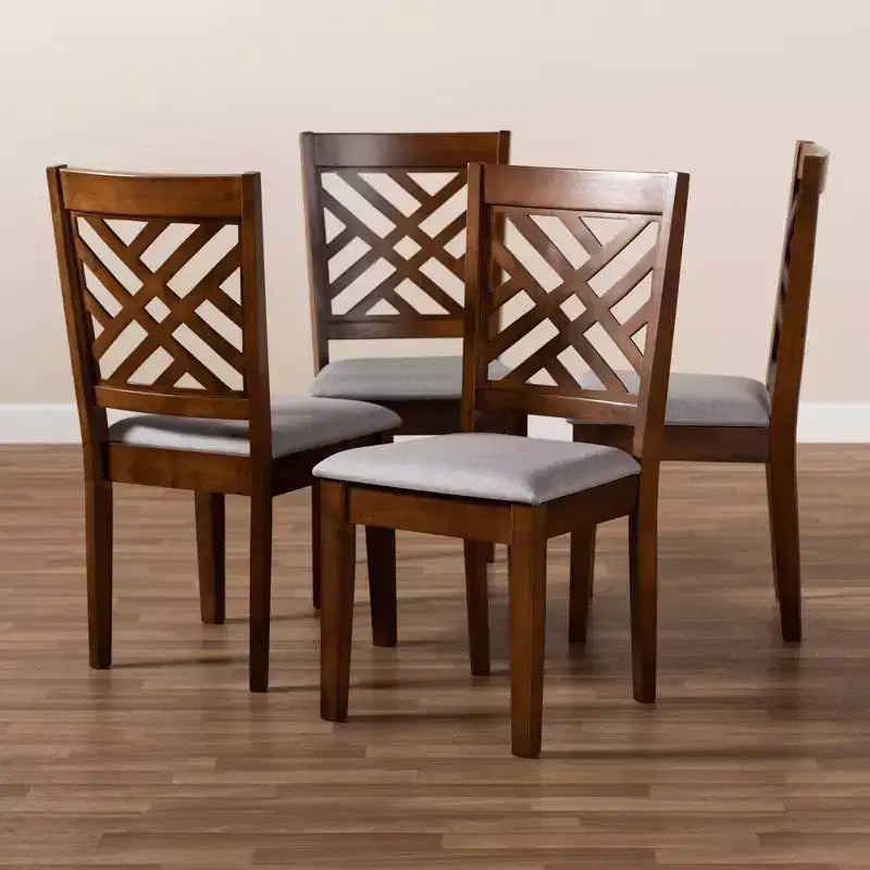 Ensemble de 4 chaises de salle à manger en bois Caron avec rembourrage en mousse et dossier découpé - Baxton Studio